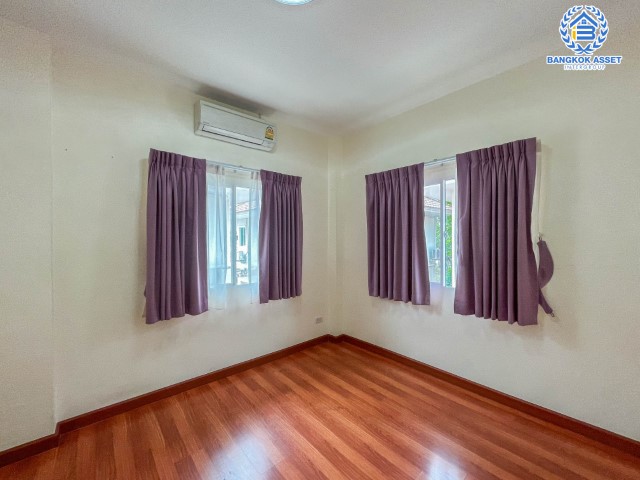 บ้านแฝดมือสองย่านนนทบุรี ม.ลลิลอินเดอะพาร์ค บางใหญ่-กาญจนภิเษก เนื้อที่กว้างขวางถึงเกือบ 40 ตร.ว. ฟังก์ชัน 3 ห้องนอน 2 ห้องน้ำ 1 ที่จอดรถ บนทำเลดี เดินทางสะดวก ใกล้เซ็นทรัลเวสต์เกต, ทางด่วน "กาญจนาภิเษก" เพียง 10 นาทีถึงรถไฟฟ้าสายสีม่วง "สถานีสามแยกบางใหญ่"...